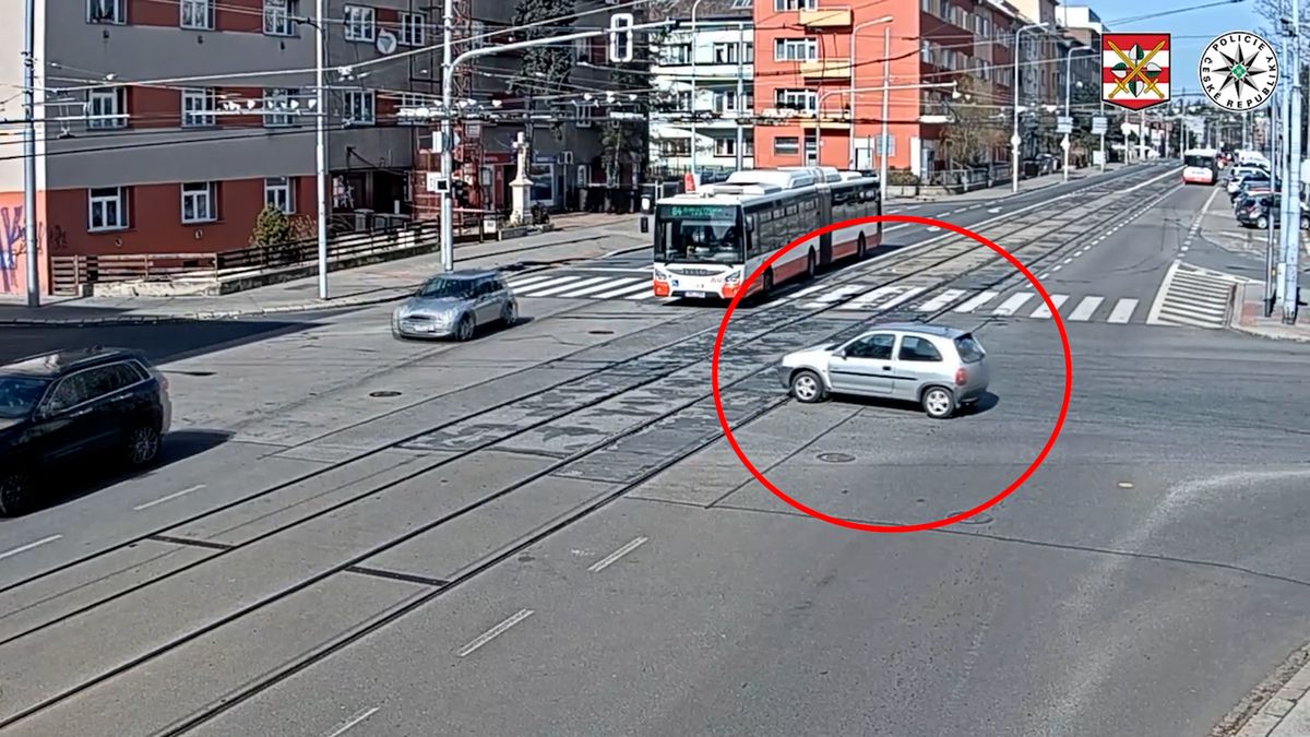 Auto bez řidičky projelo v Brně frekventovanou křižovatku